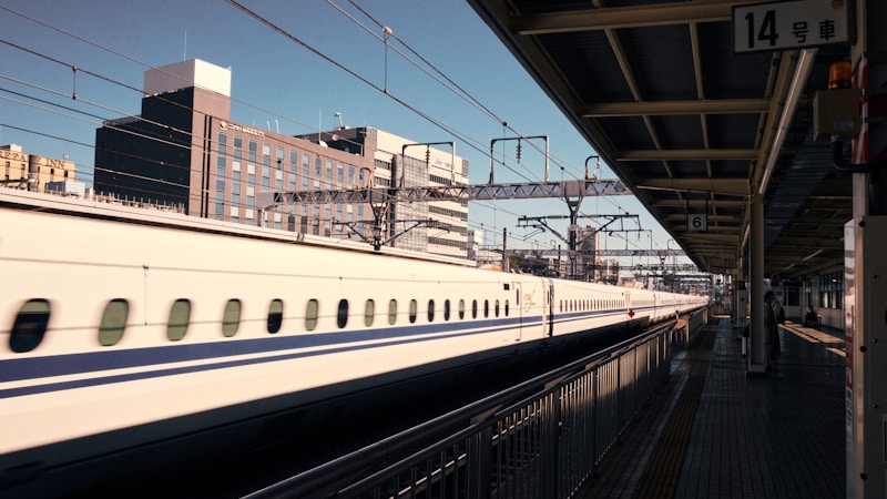 新幹線の号車番号で進行方向はわかる?座席の向き・先頭車両の見分け方をやさしく解説