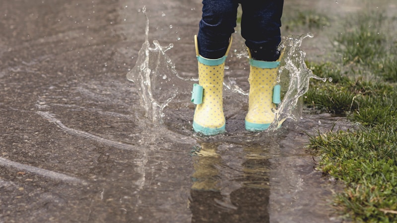 長靴の中が濡れる原因は?雨の日に足が濡れない選び方とすぐできる対策